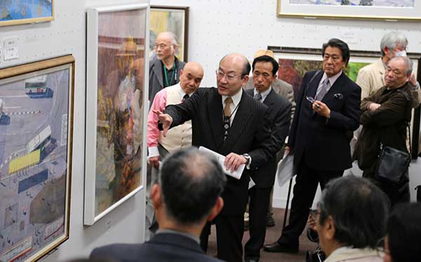 第65回記念光陽展・写真集・ギャラリートーク：会友奨励賞（加藤紘一会友）の作品解説風景