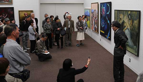 第66回光陽展・写真集・ギャラリートーク：会員奨励賞（花岡 寿一会員）の作品解説風景