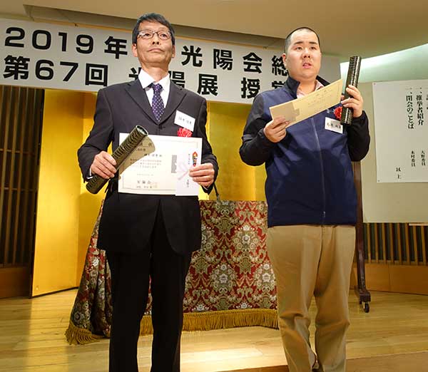 第67回光陽展・写真集・授賞式：新人秀作賞を受賞した坪井 保男氏（左）、鬼頭　純平氏（右）