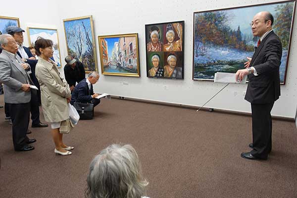 第67回光陽展・写真集・ギャラリートーク：会員奨励賞（土岐利惠子会員）の作品解説風景