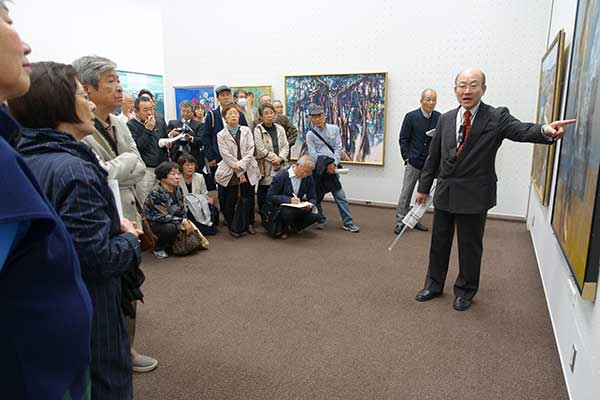 第67回光陽展・写真集・ギャラリートーク：新人奨励賞（小畑せい子氏）の作品解説風景