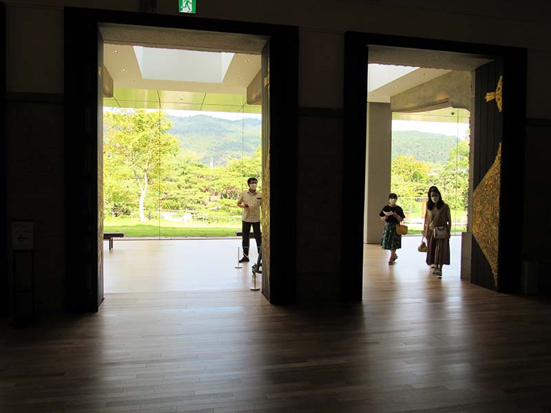 第68回光陽展　京都準本展　館内から庭園を望む